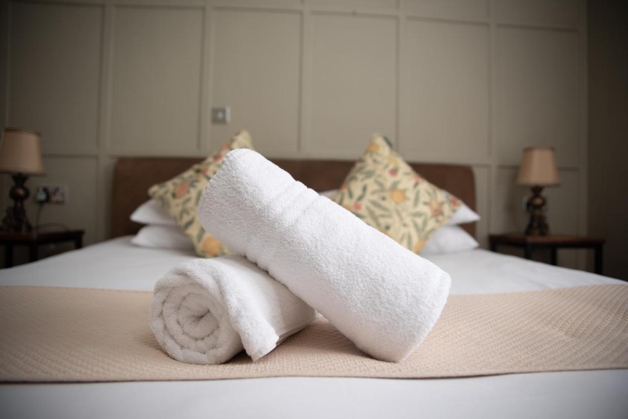 Hotel The Oak House à Axbridge Extérieur photo Bath towels on a bed