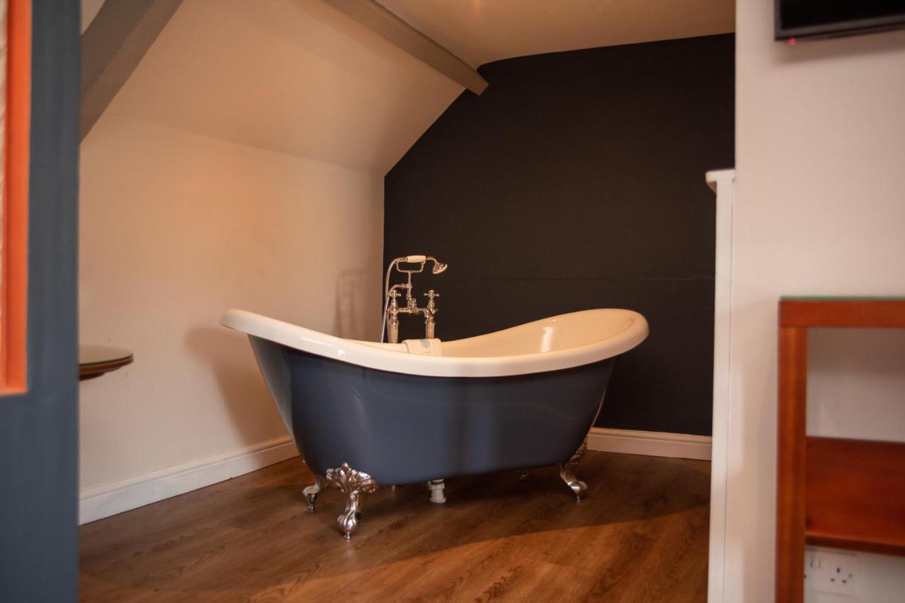 Hotel The Oak House à Axbridge Extérieur photo A freestanding bathtub